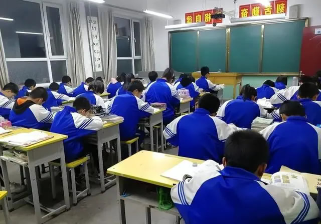 封闭式学校一年费用大概多少 怎么收费的