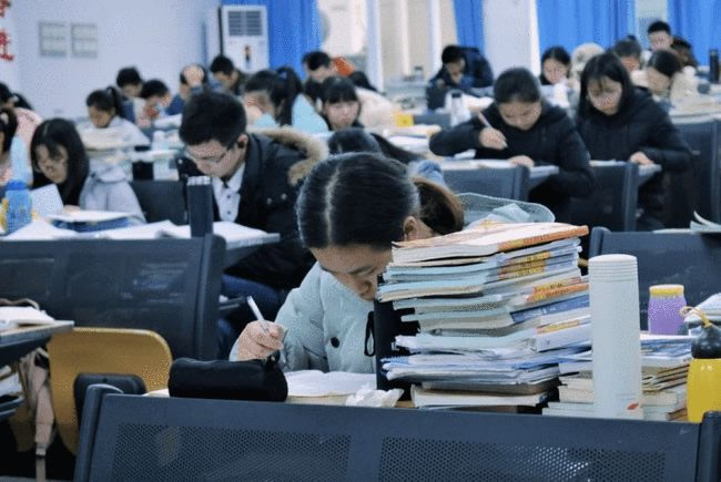 封闭式学校一年费用大概多少 怎么收费的