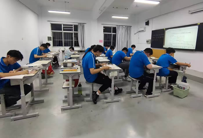 济南高三全日制冲刺班收费标准 一年多少钱